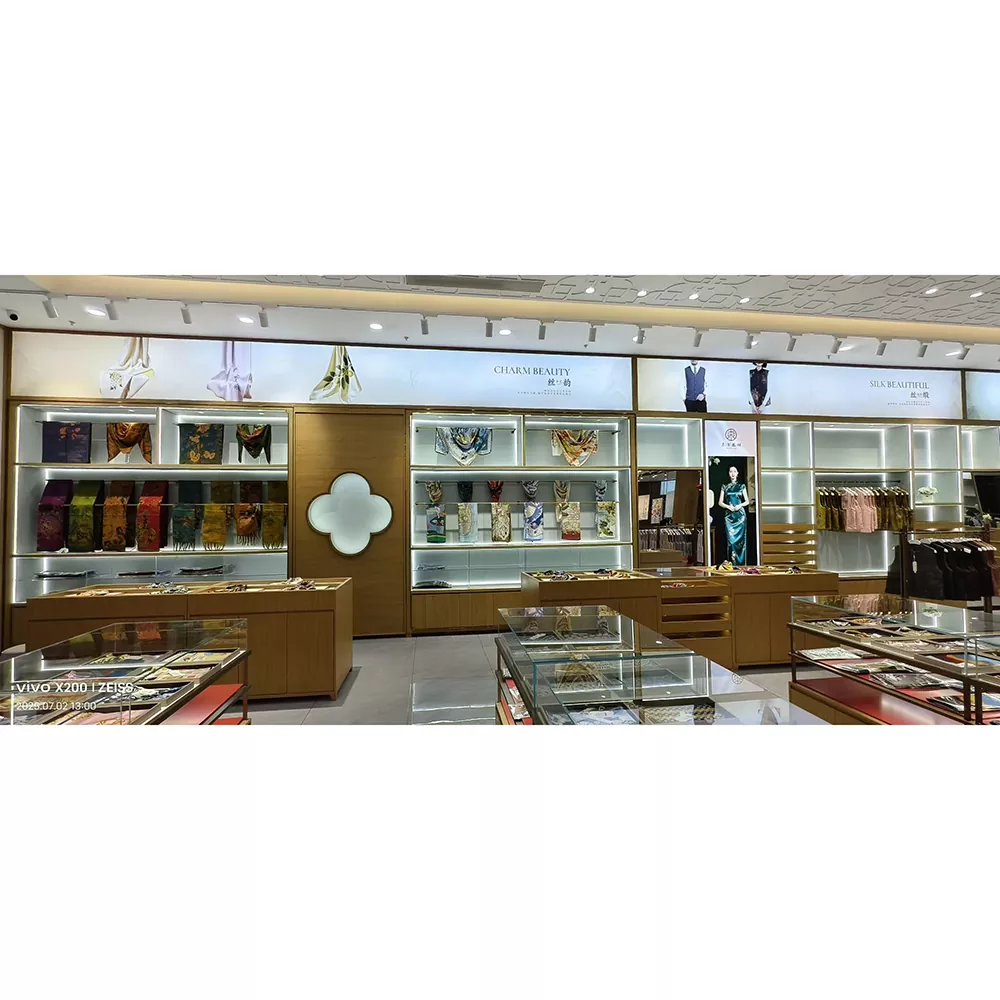 Стеклянная витрина для женской одежды