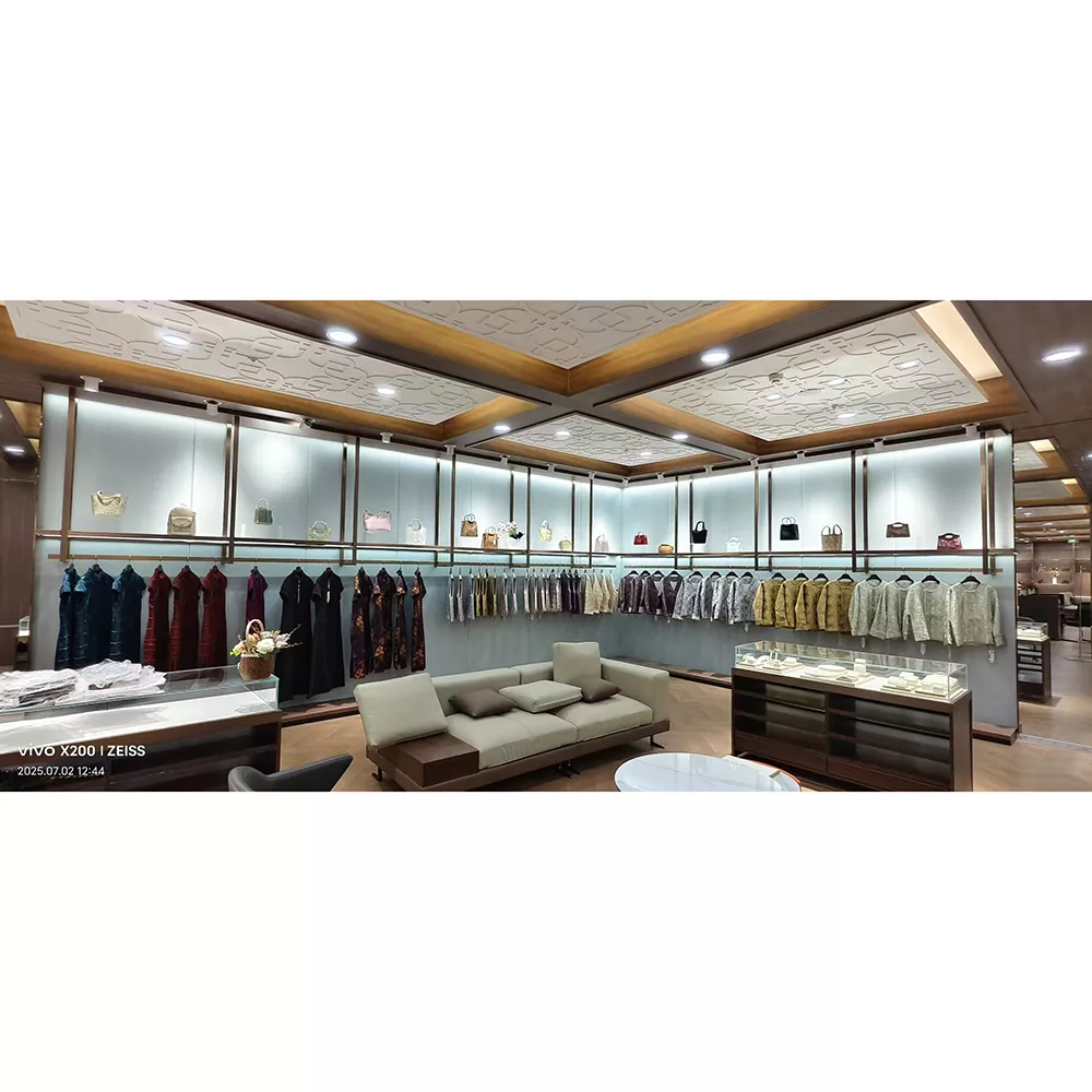 Железная стойка для демонстрации женской одежды