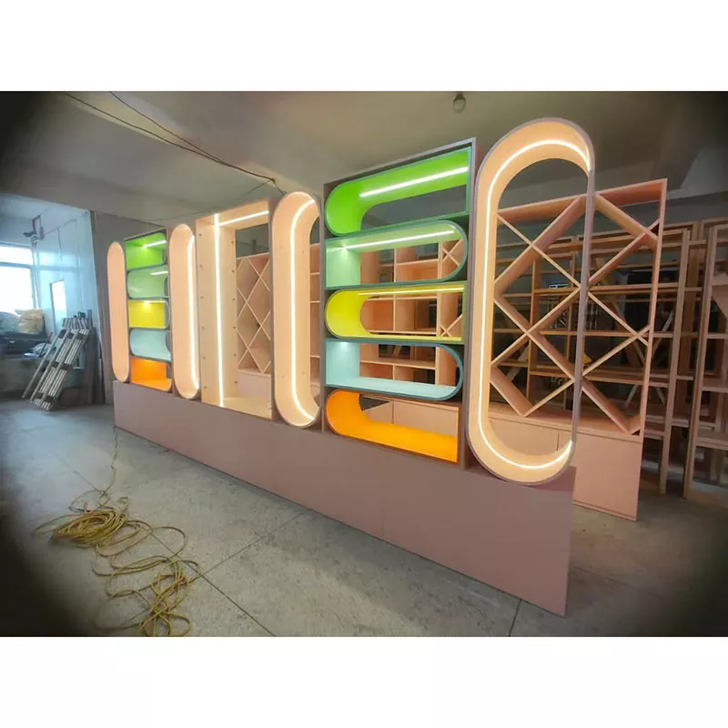 Деревянный стеллаж для выставки товаров